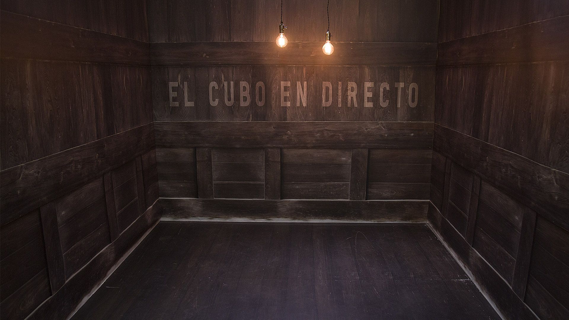 Set de madera preparado para una grabación en El Cubo